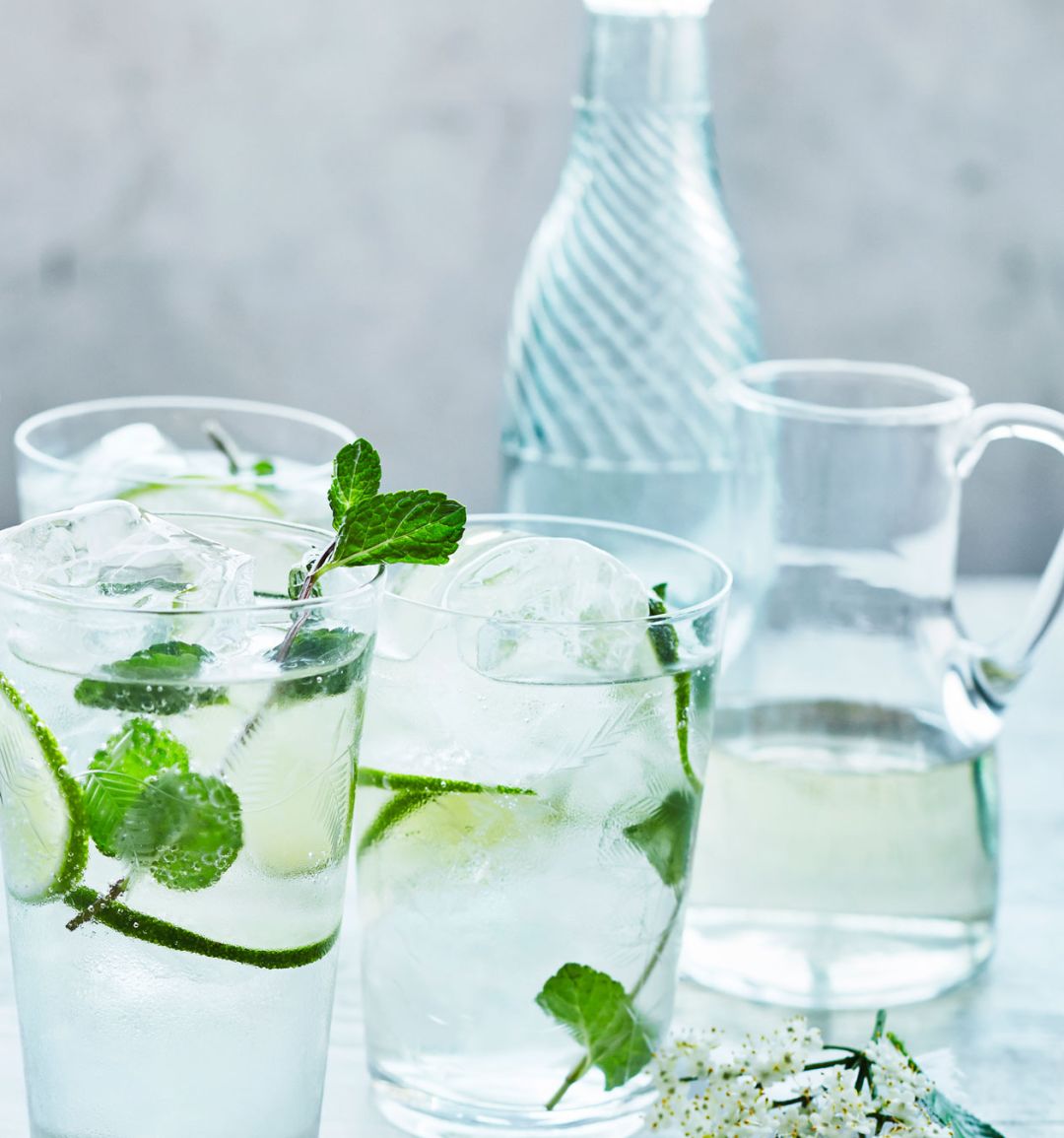Elderflower wine spritzer with lime and mint