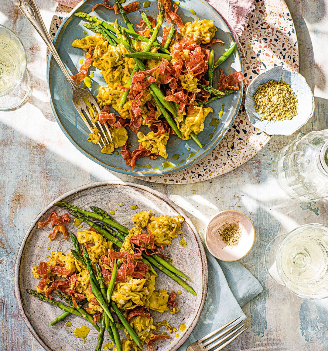 Scrambled eggs with asparagus, salami and oregano