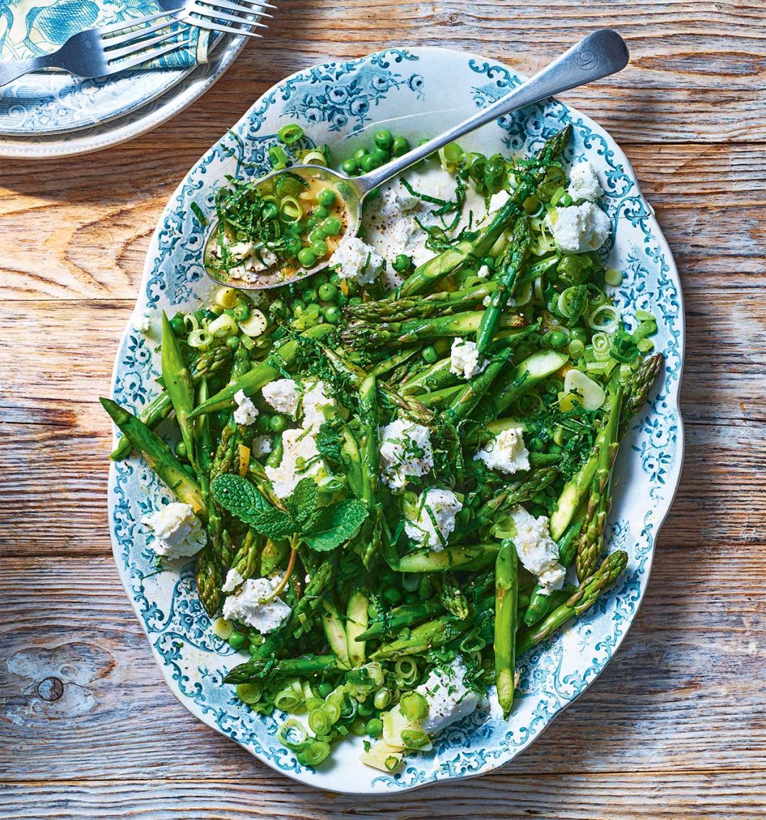 Asparagus and pea fricassee with goat's cheese