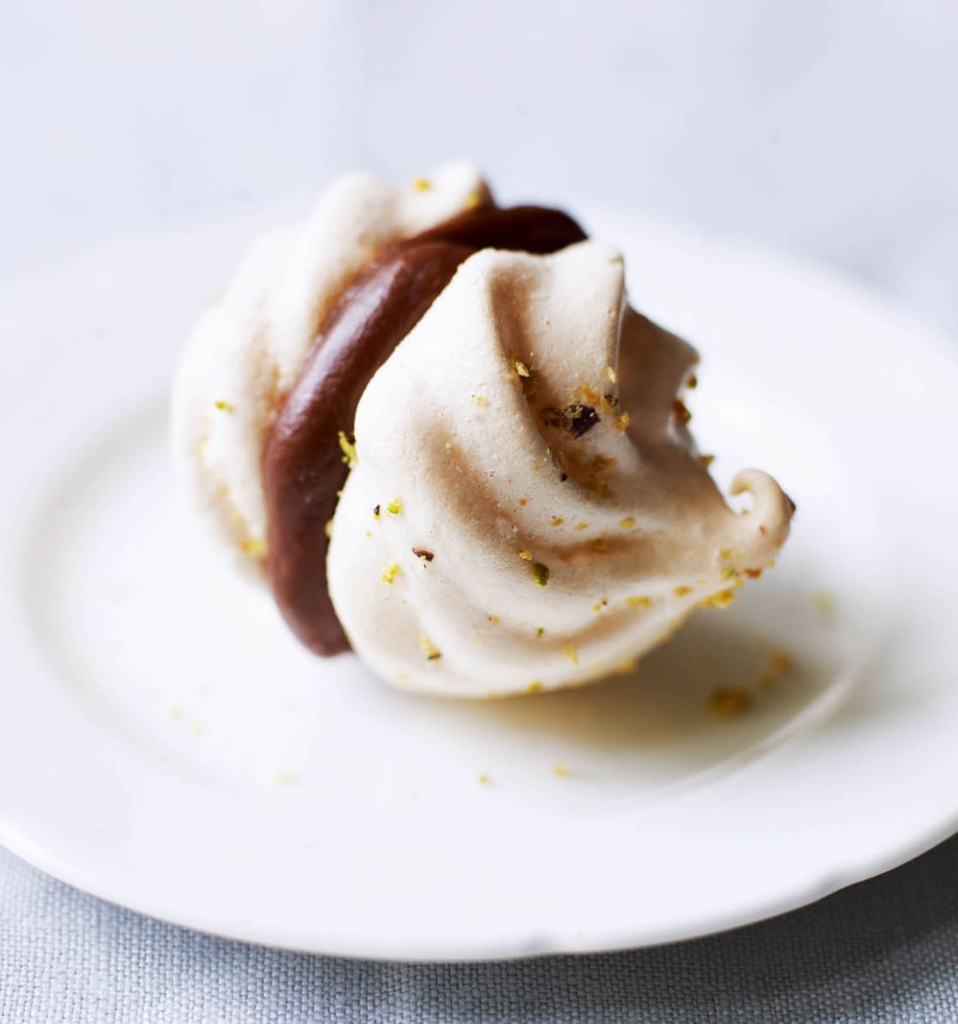 Pistachio meringue kisses