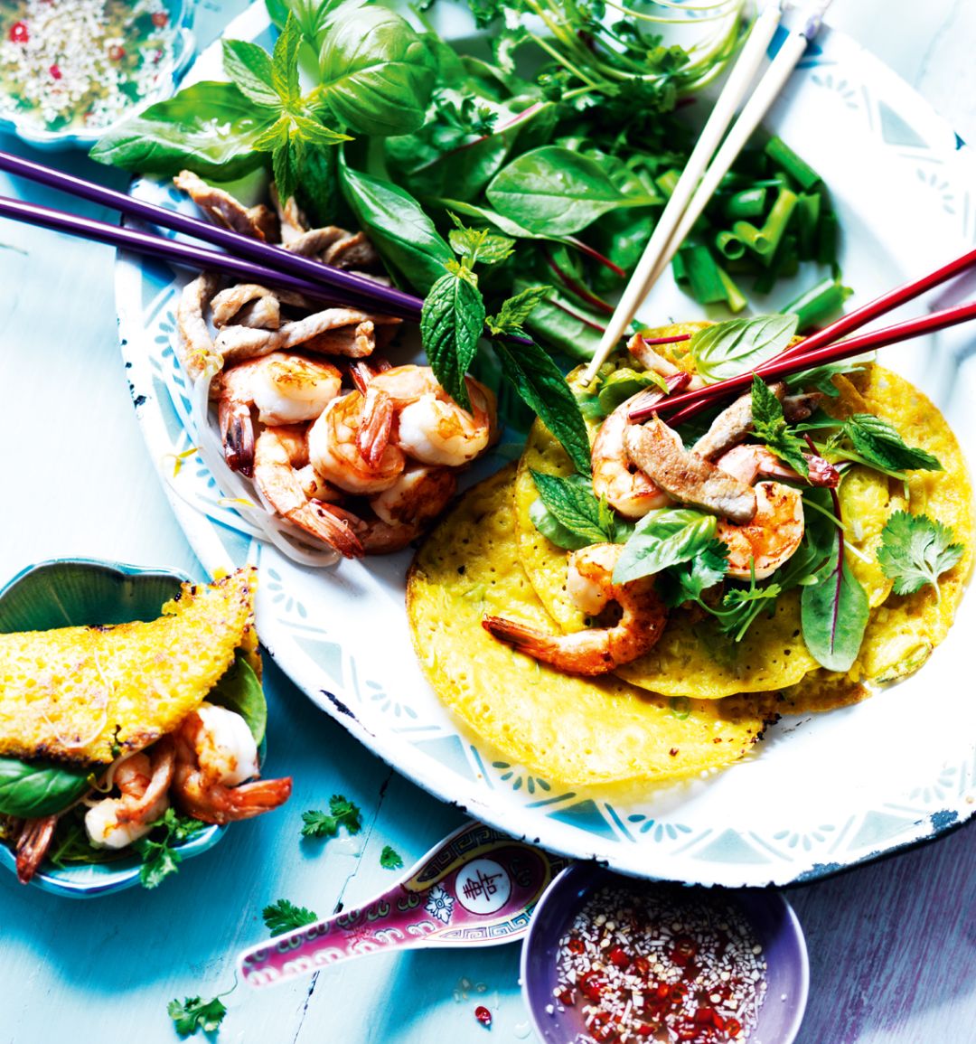 Sizzling crepes with pork and prawns