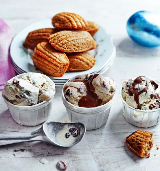 No-churn ‘hot cross bun’ ice cream with chocolate sauce 