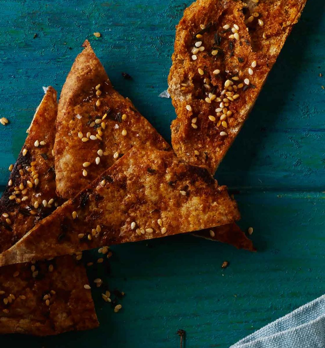 Pitta crisps with paprika, thyme and sesame