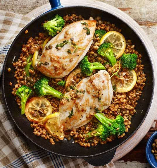 Lemony chicken with broccoli and spelt