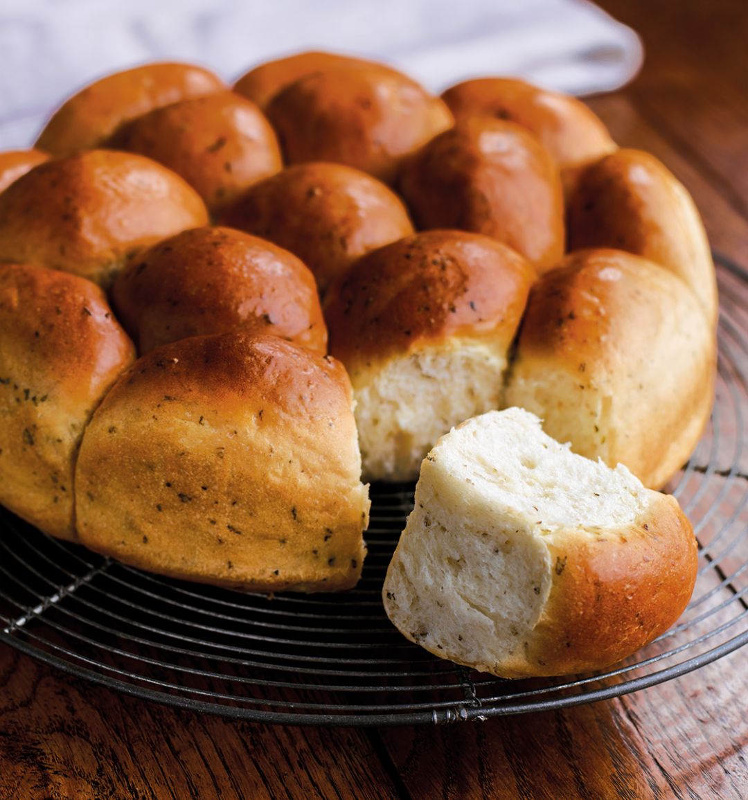 Garlic and herb tear ‘n’ share bread