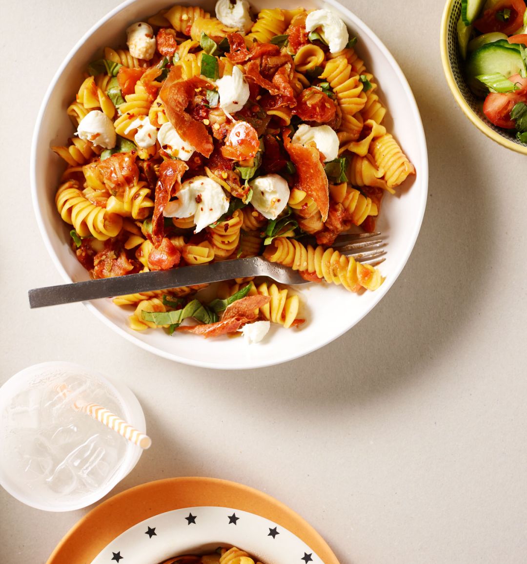 Pizza-pasta with ham crisps