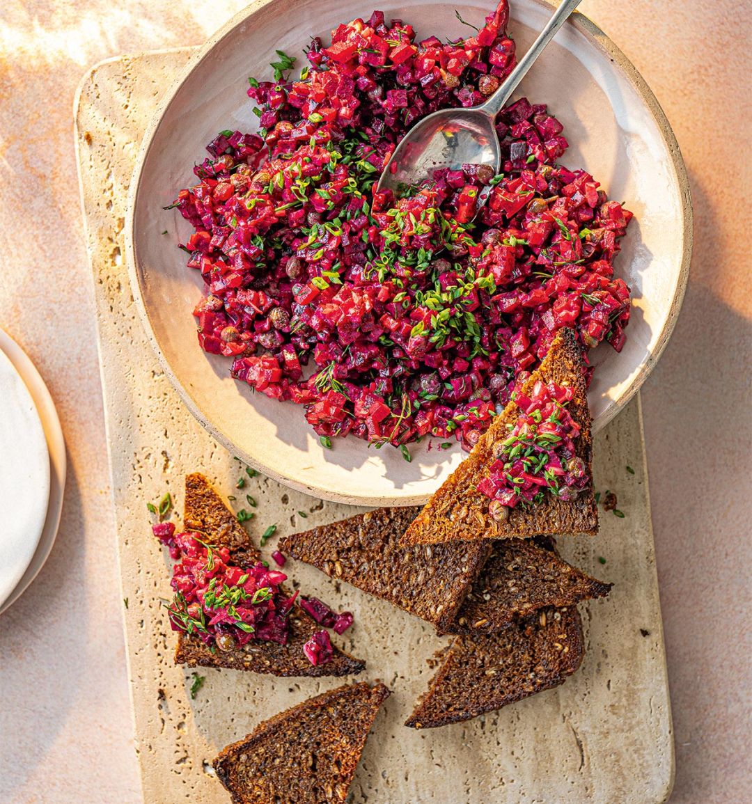 Beet tartare toasts