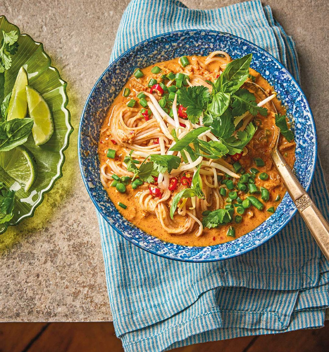 Rice noodles with fish curry sauce