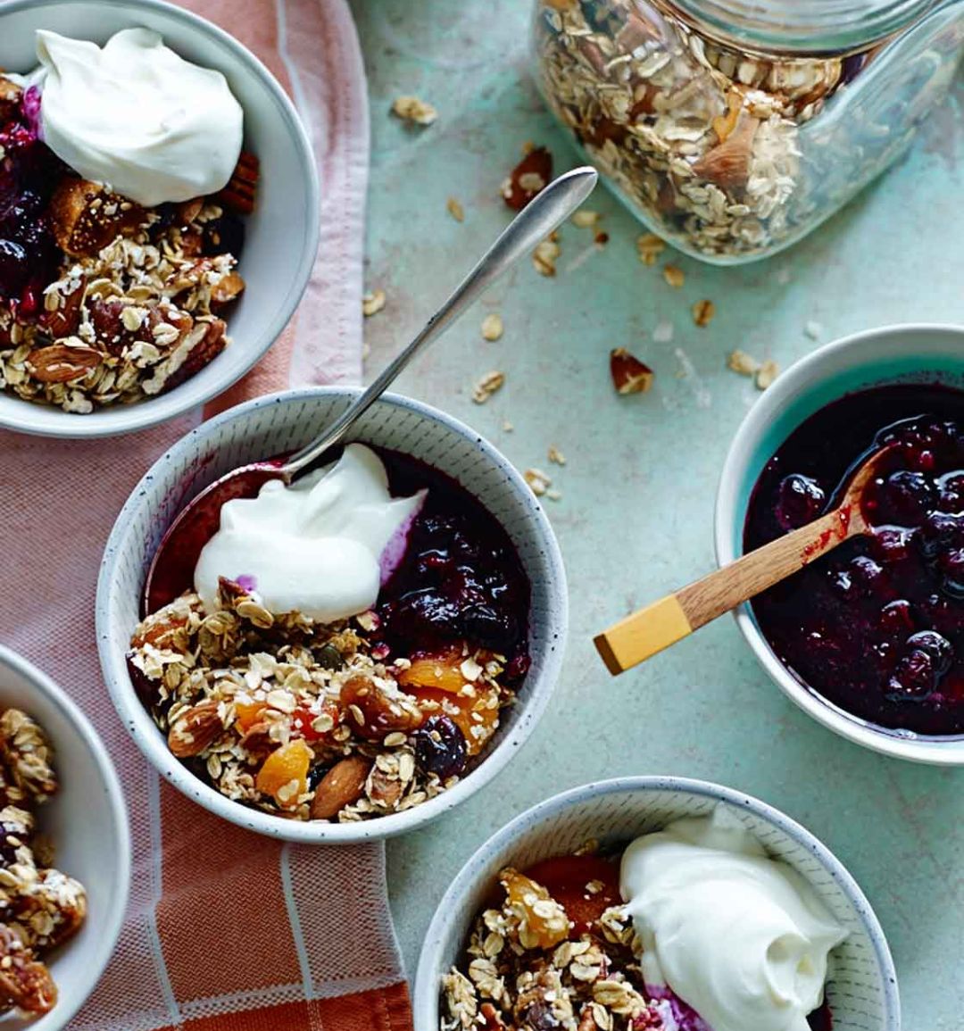 Granola with blueberry compote 