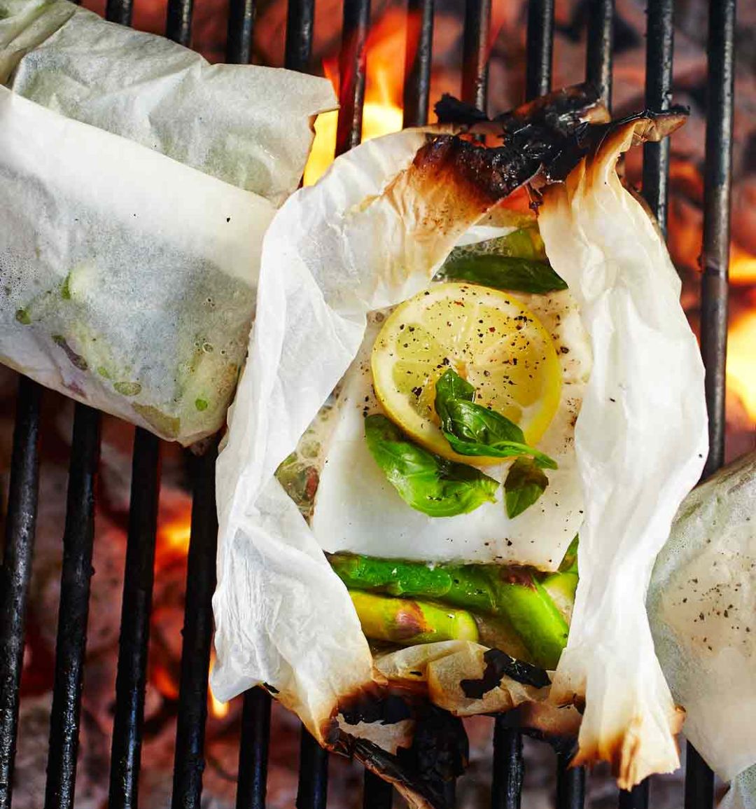Cod baked in paper with basil and asparagus
