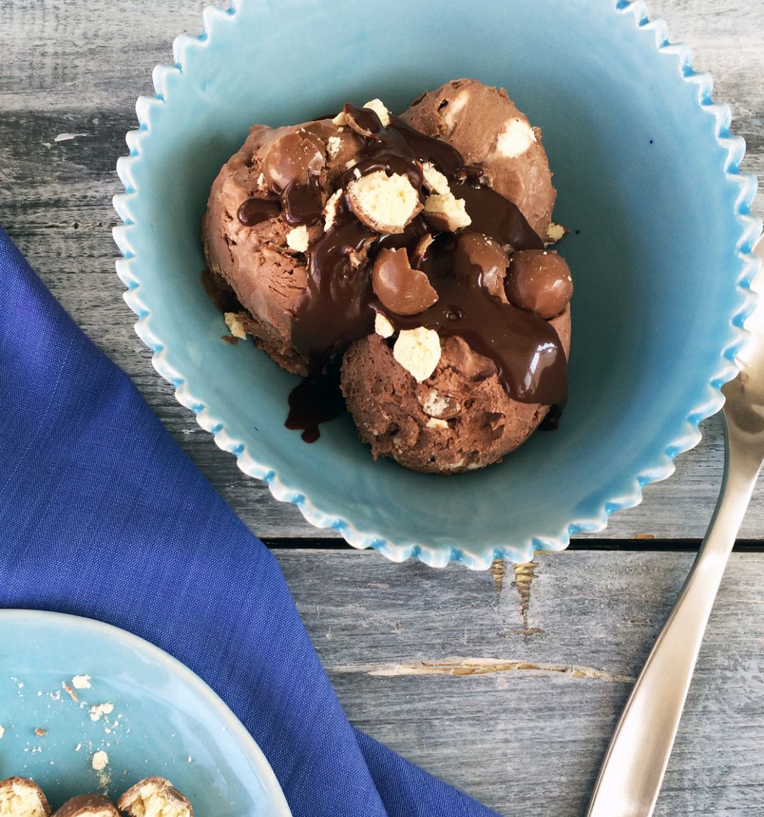 Easy Malteser chocolate ice cream