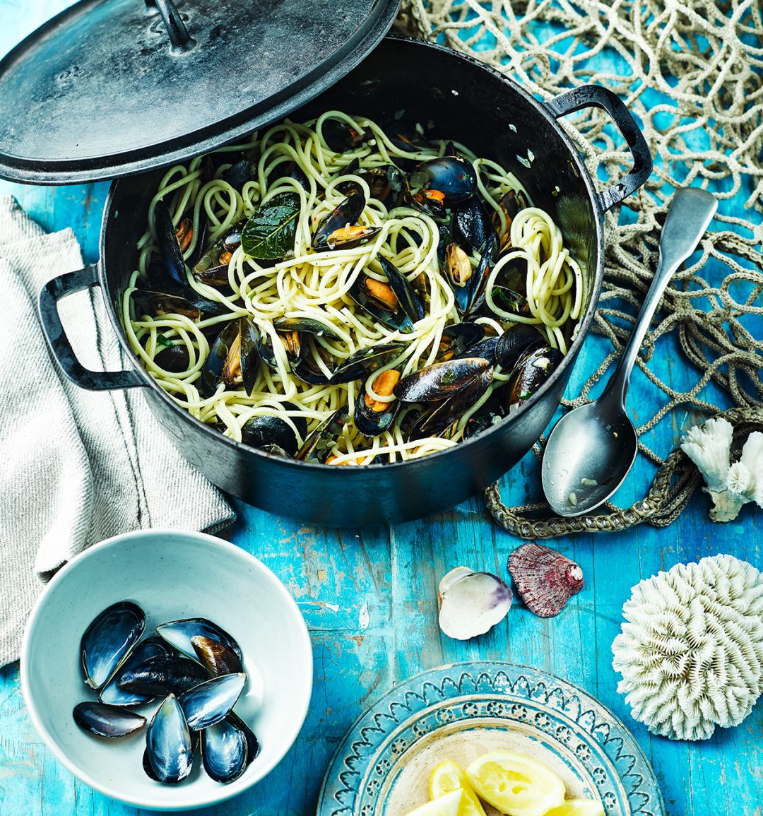 Spaghetti with mussels, bay and chilli