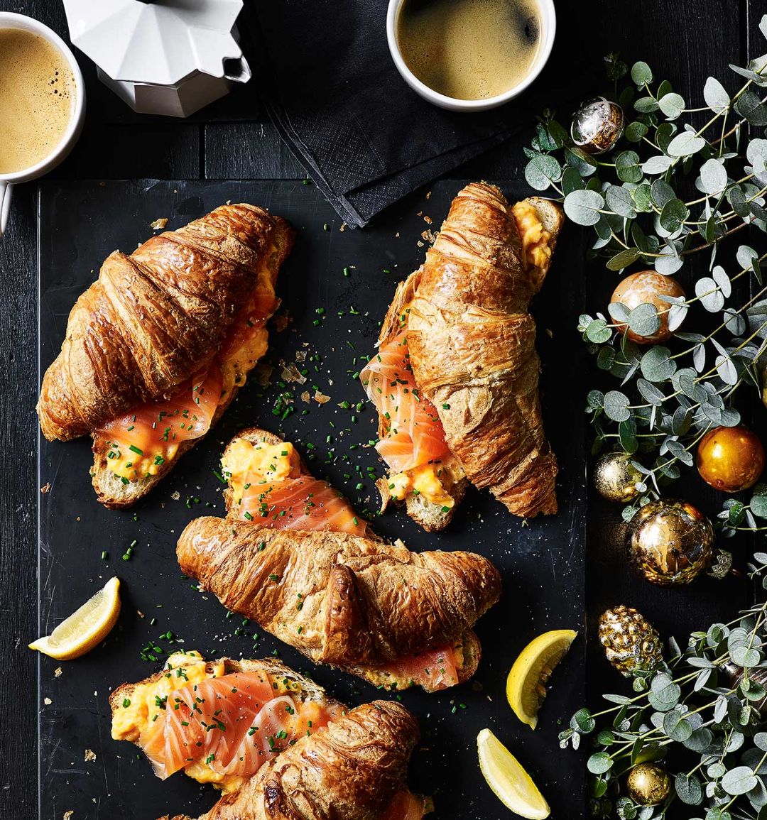 Smoked salmon and scramble croissants