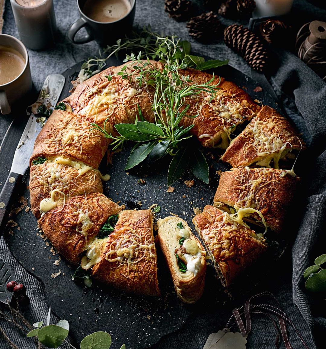 Bacon and spinach croissant wreath