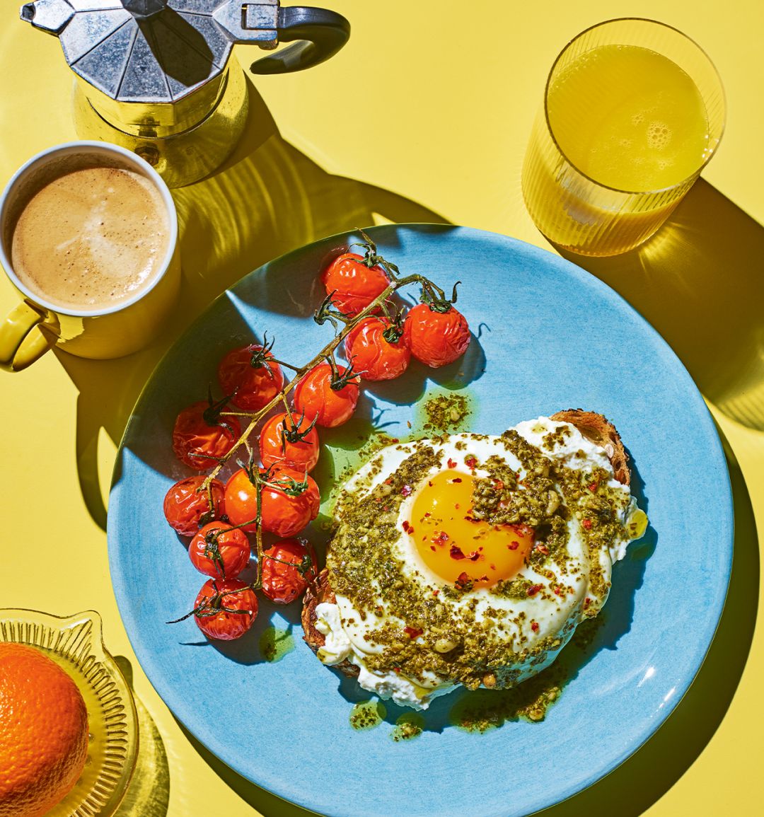 Pesto eggs on toast with tomatoes