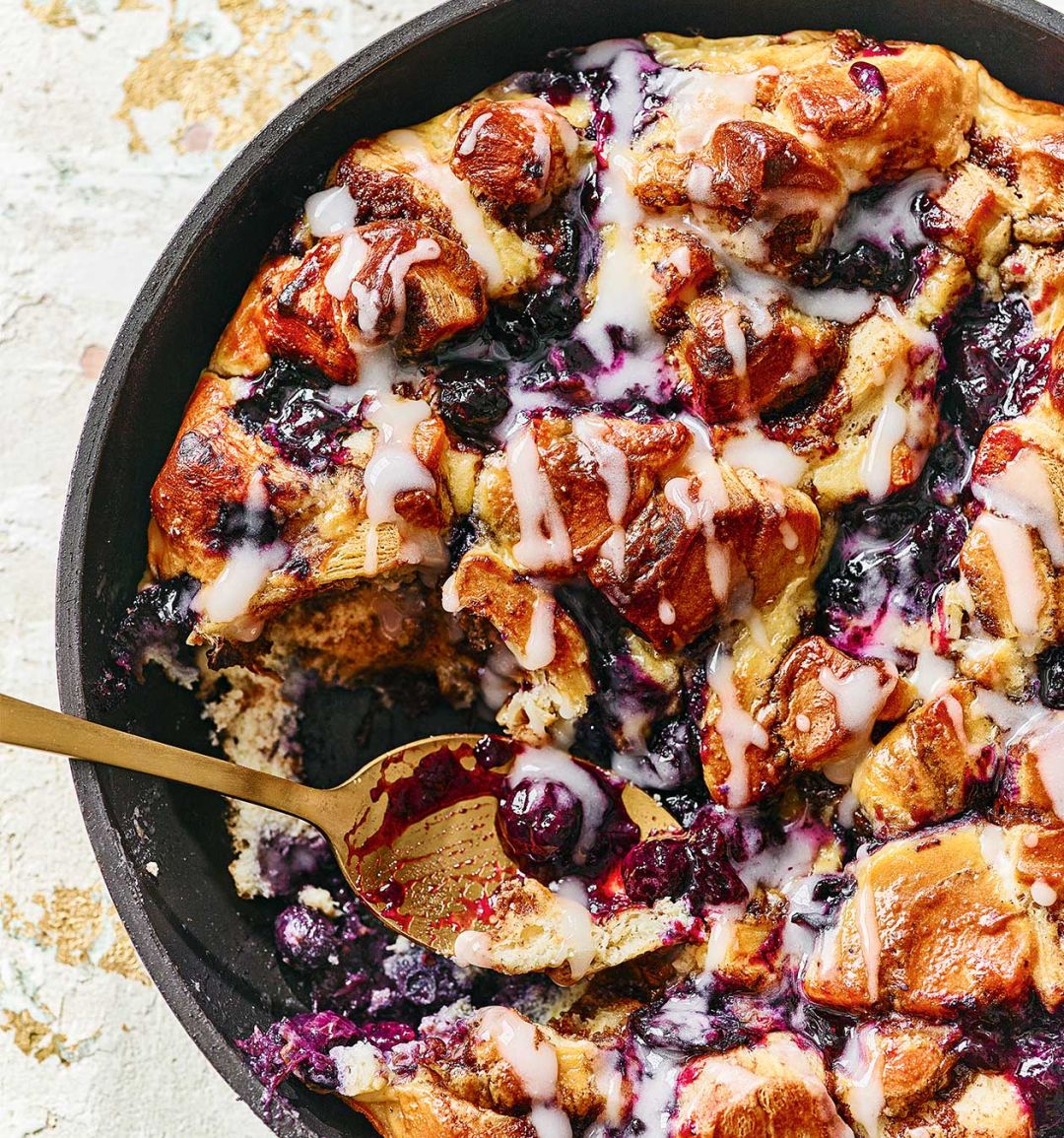 Blueberry cinnamon bun pudding