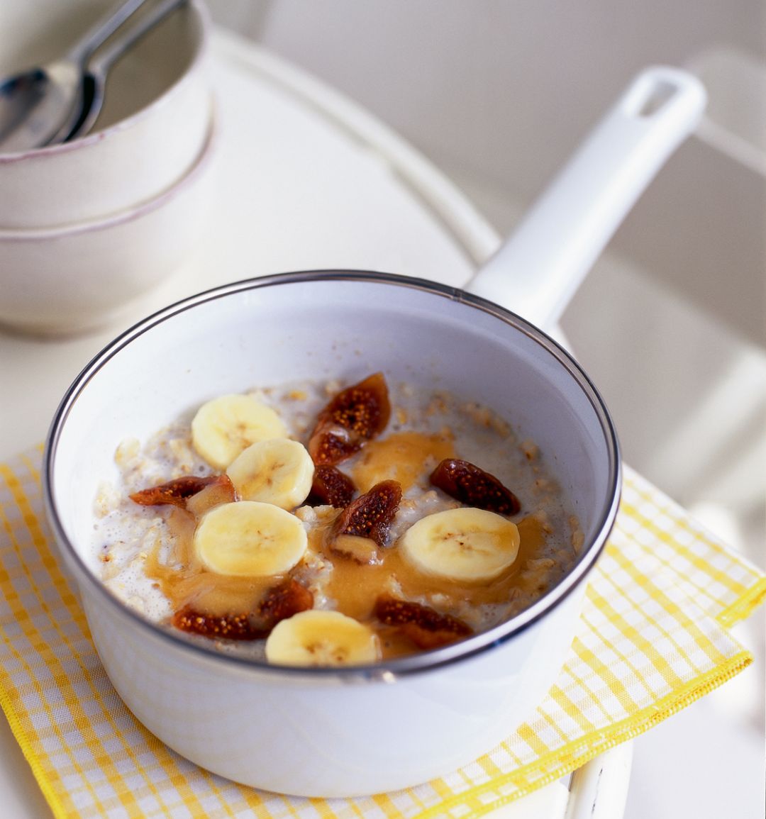Porridge with figs, banana and manuka honey