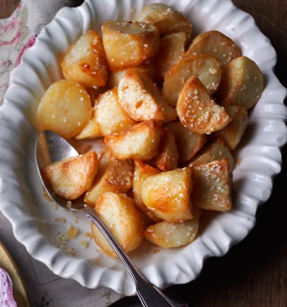 Roast potatoes with sesame seeds