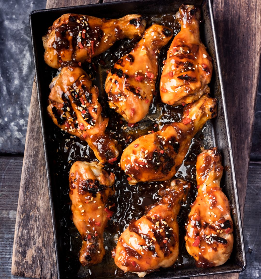 Barbecued chicken drumsticks with ginger barbecue sauce