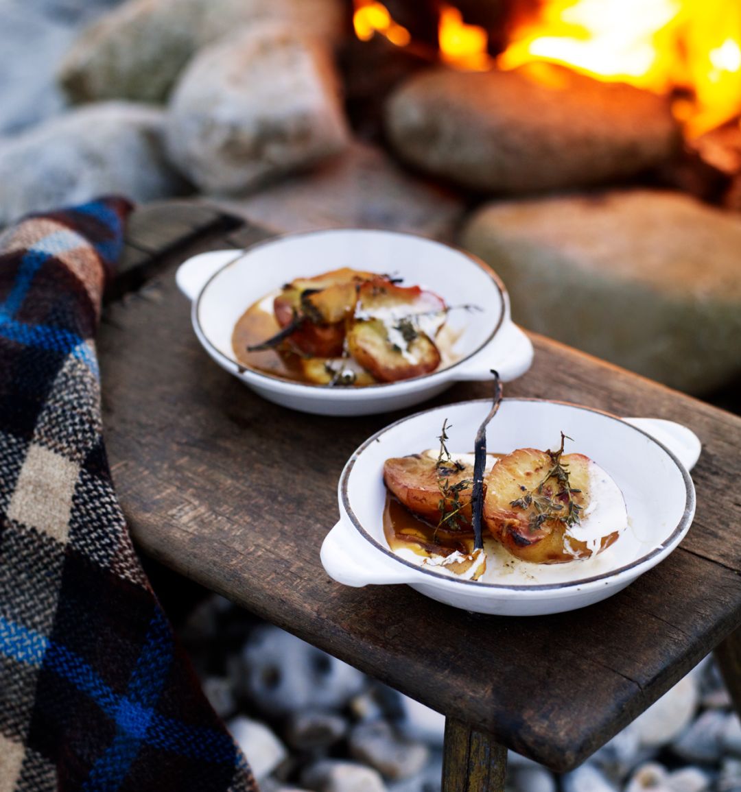 Baked apples with vanilla, butter and thyme