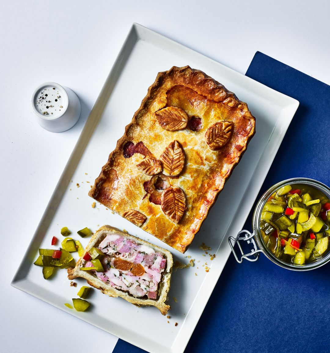 Chicken, smoked ham and apricot pie