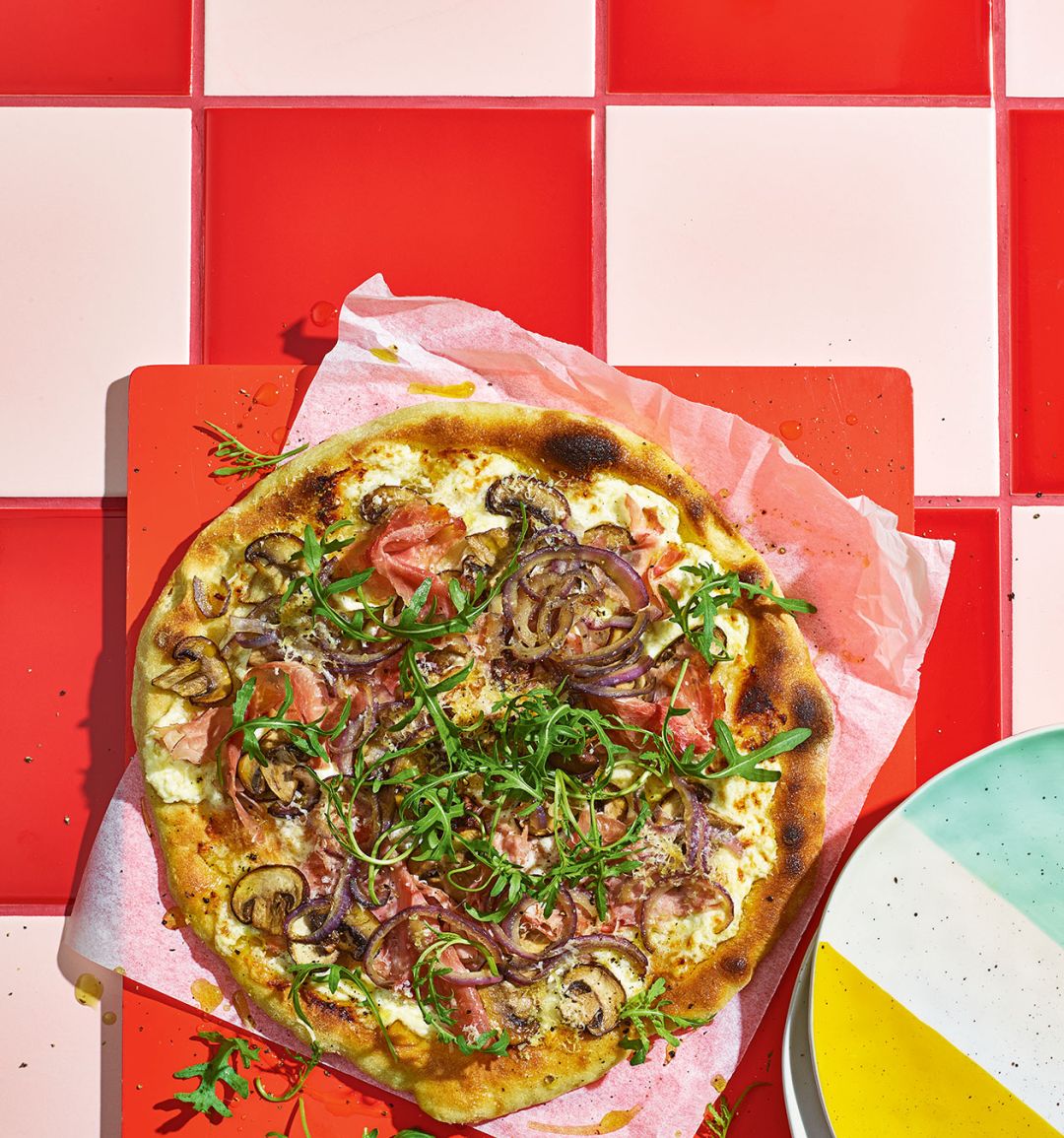 Pizza bianca with ham and mushrooms