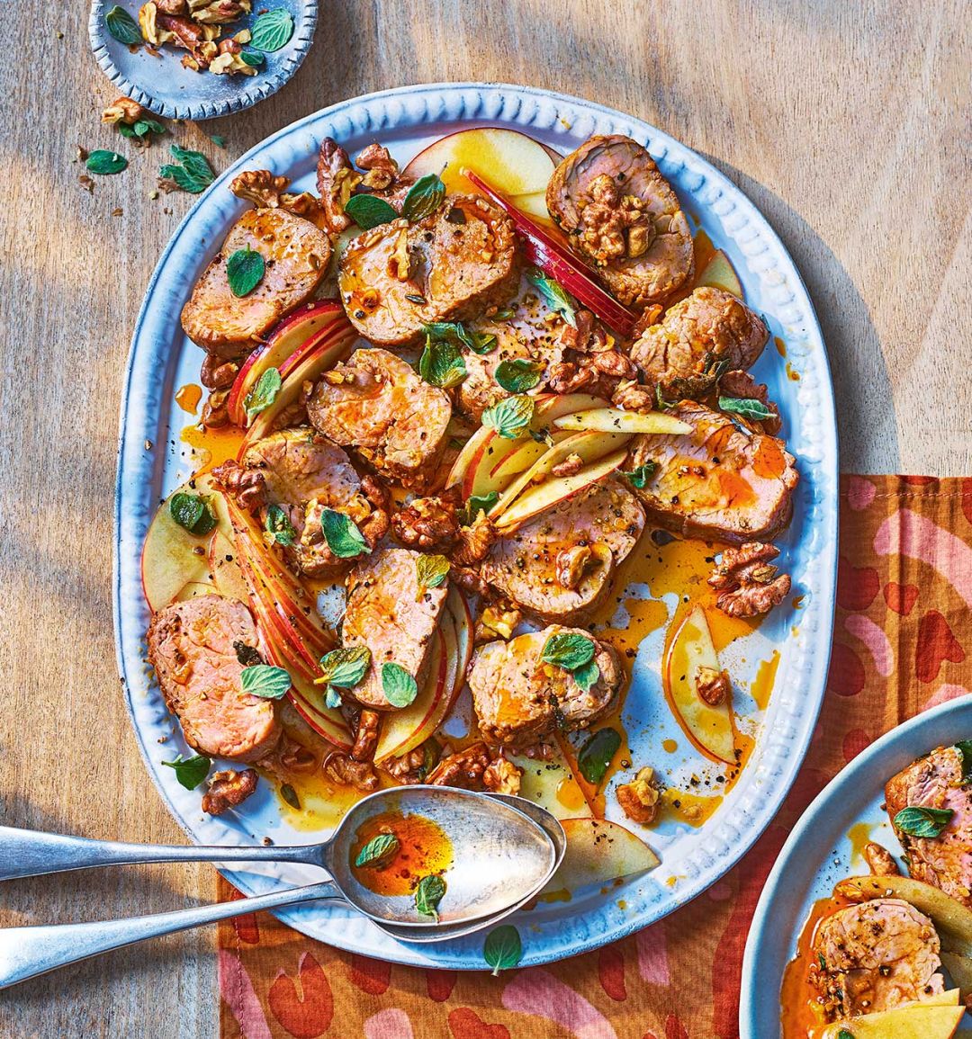 Pork tenderloin with apples and walnuts