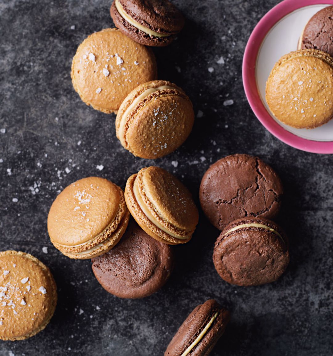 Macaroon cookies with salted caramel filling
