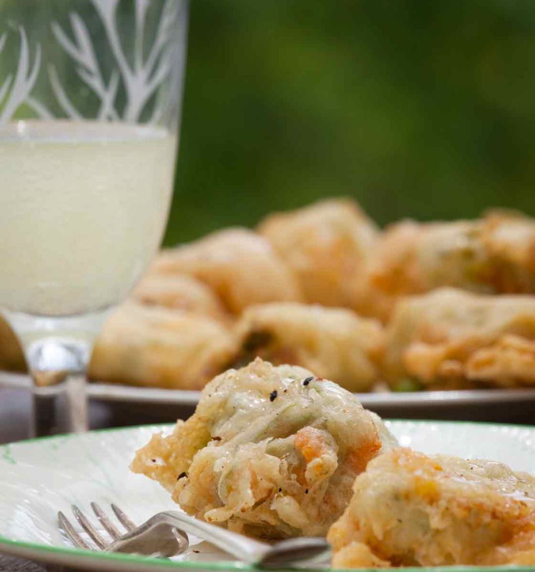 Stuffed courgette flowers with honey 