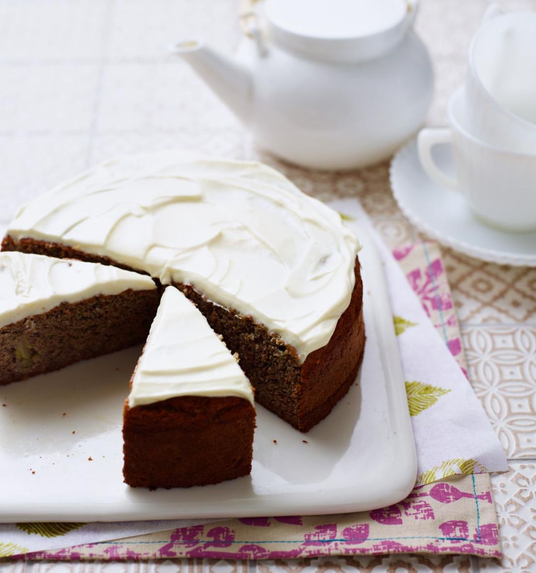 Banana and almond cake with cream cheese icing