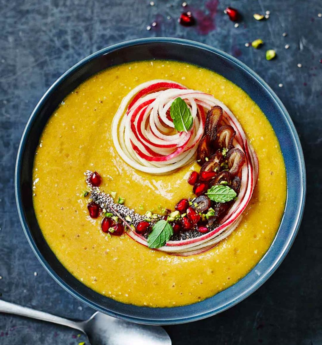 Golden turmeric smoothie bowl