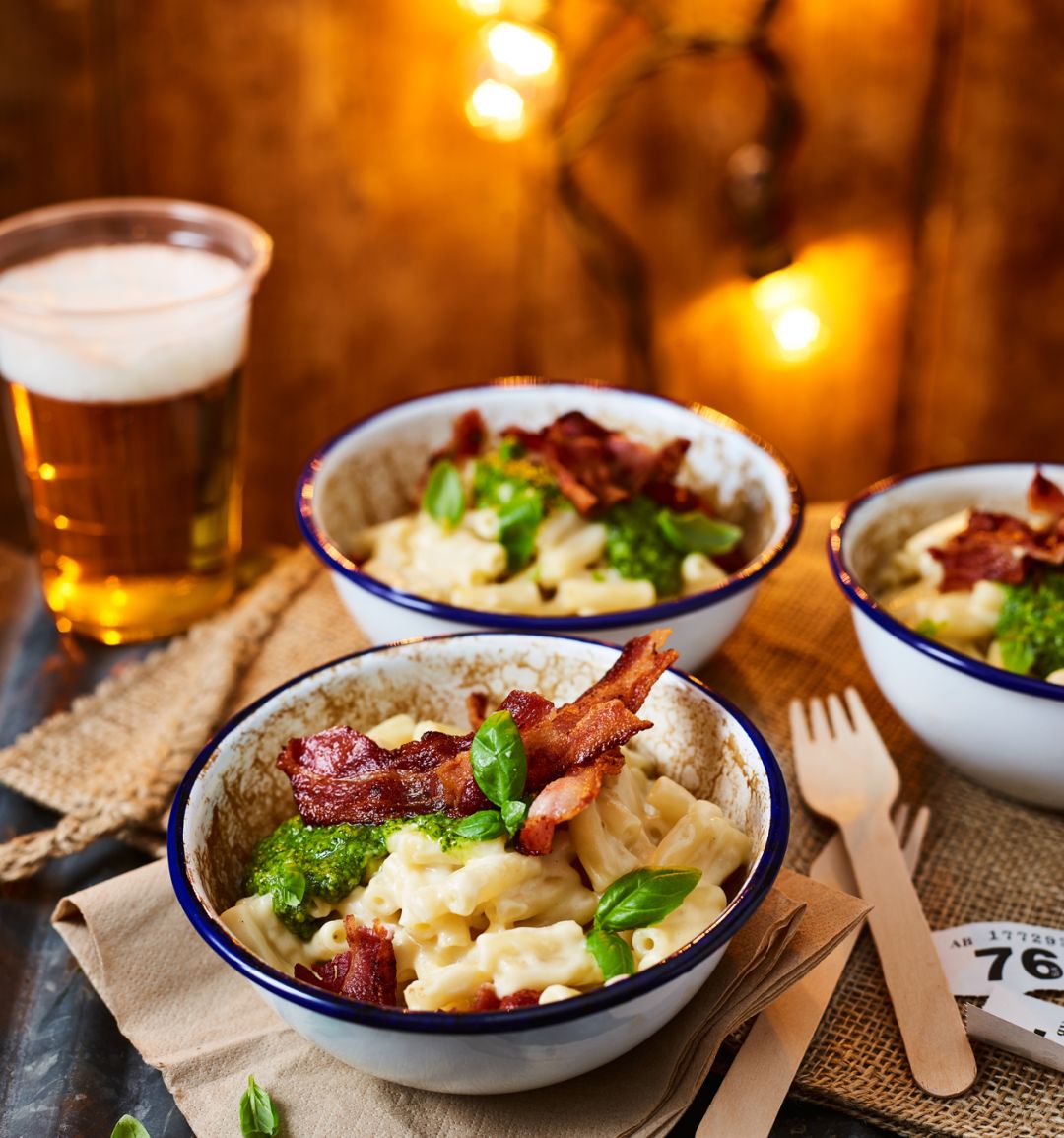 Macaroni cheese with crispy bacon and pesto