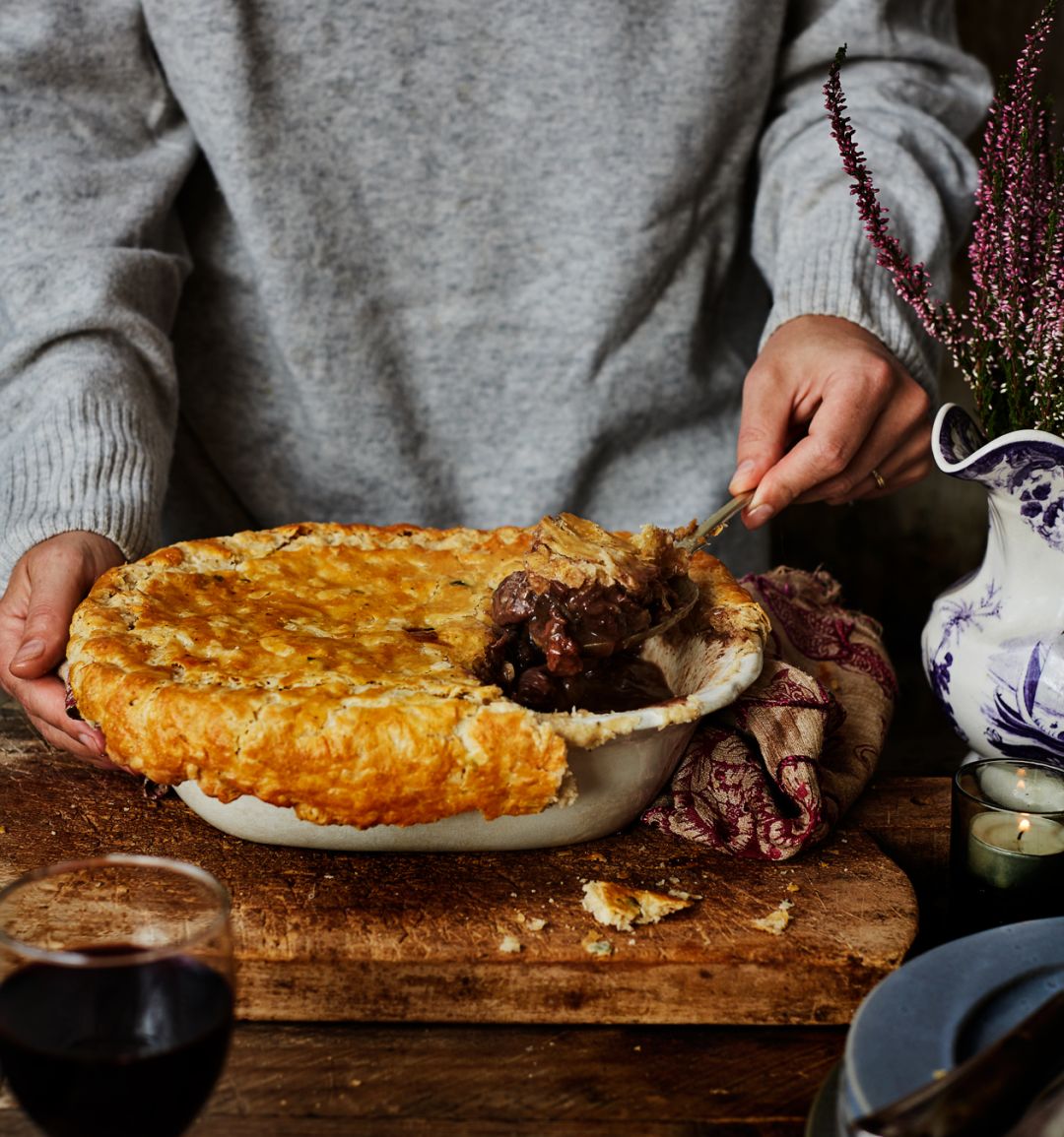 Venison and red wine pie