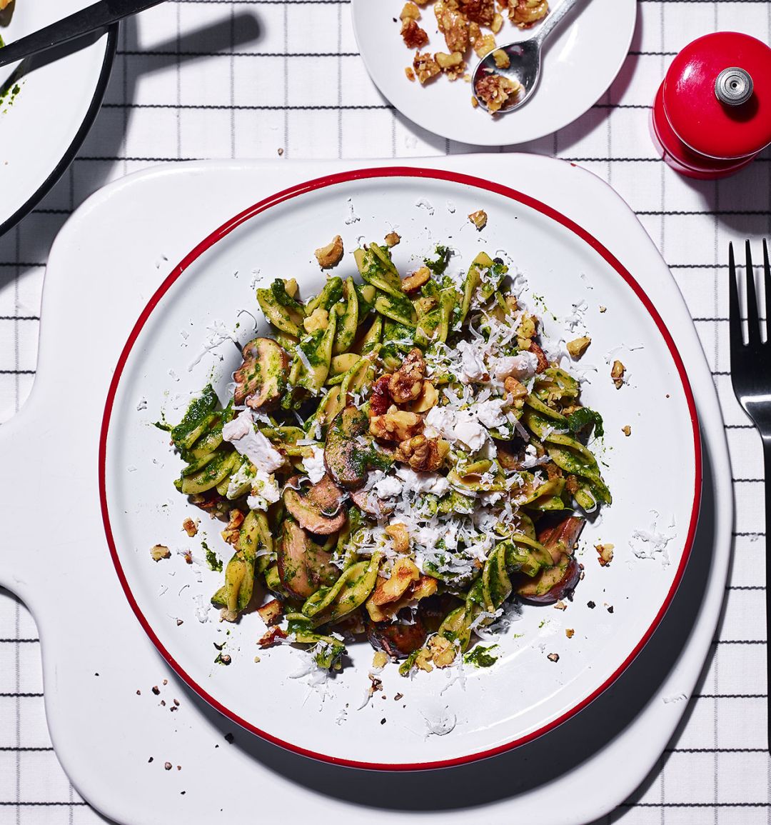 Fusilli with spinach, mushrooms and goats’ cheese