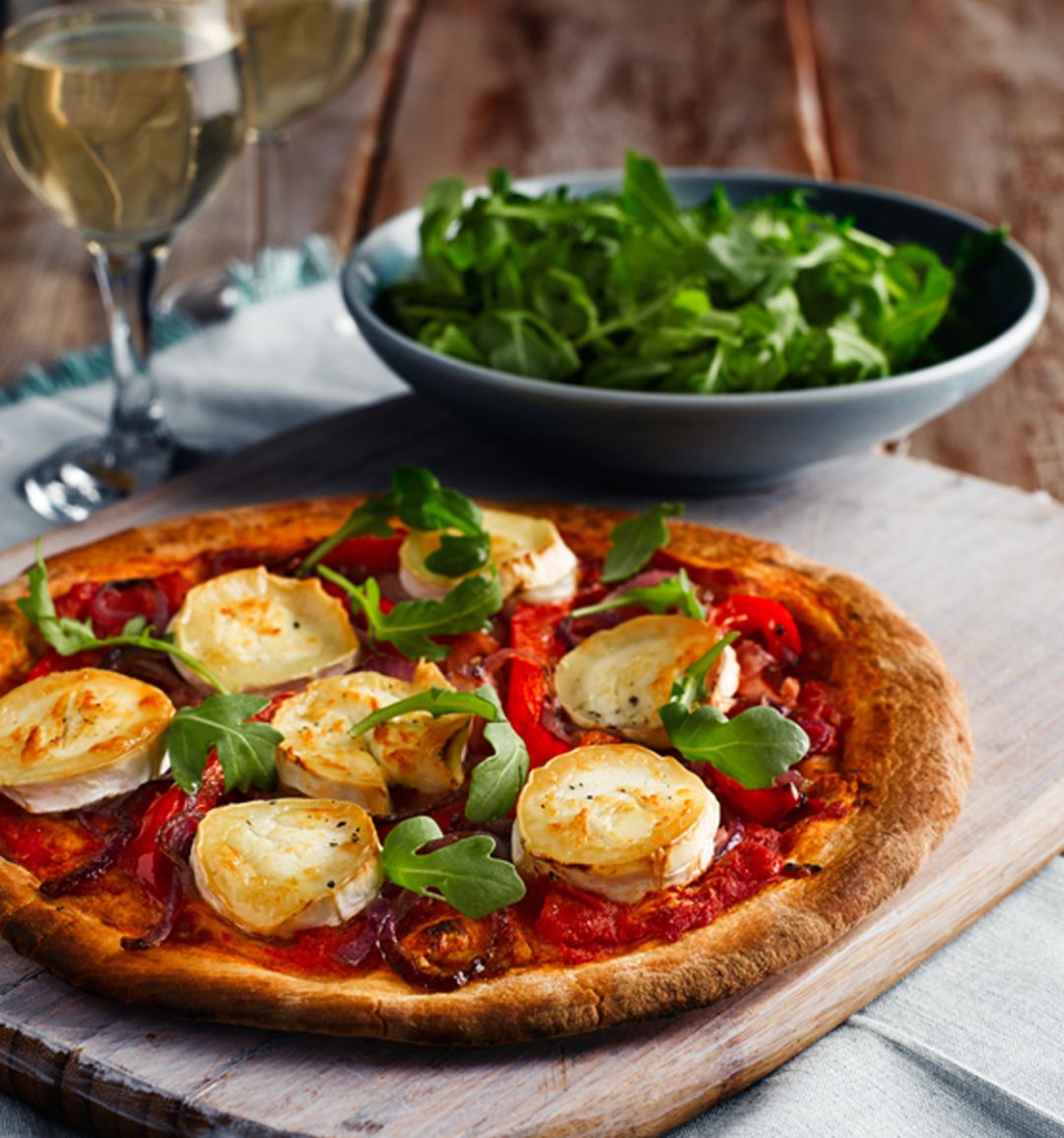 French goats' cheese, ham, pepper and red onion pizza