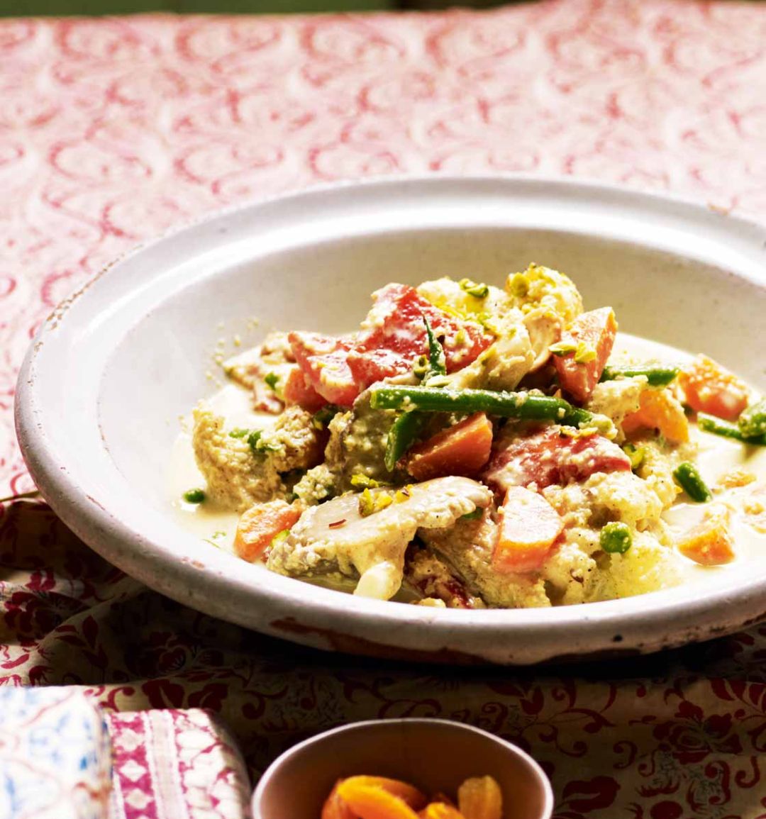 Delicate vegetable korma with cashews & apricots