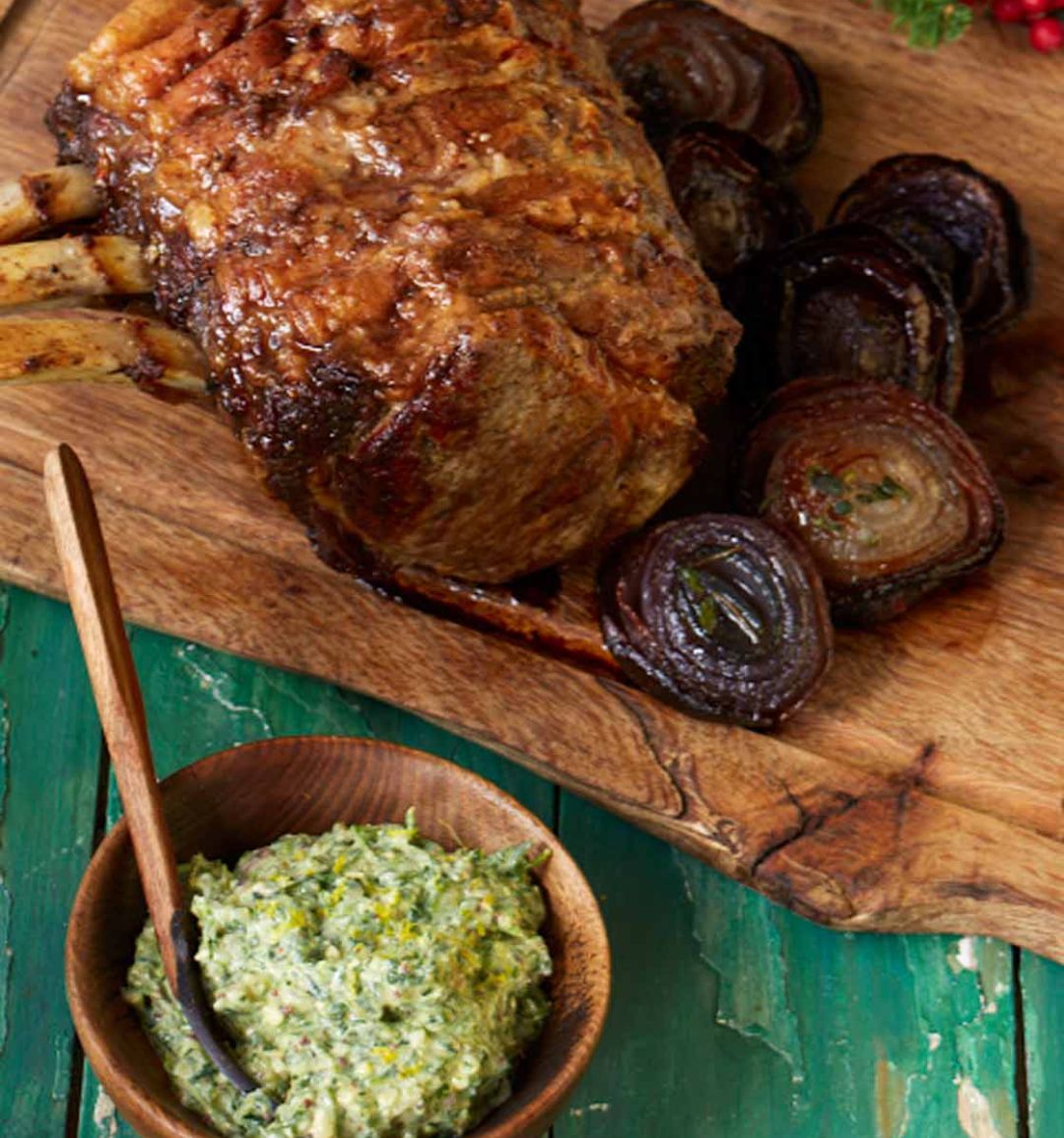 Roast ribs of beef with roasted red onions