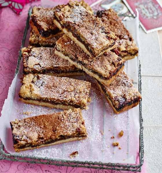 Mincemeat, pecan and cinnamon crumble bars 