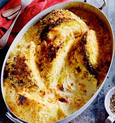 Baked savoy cabbage with Emmental and breadcrumbs