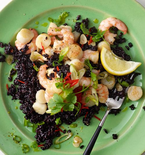 Fragrant scallops and prawns with black rice  