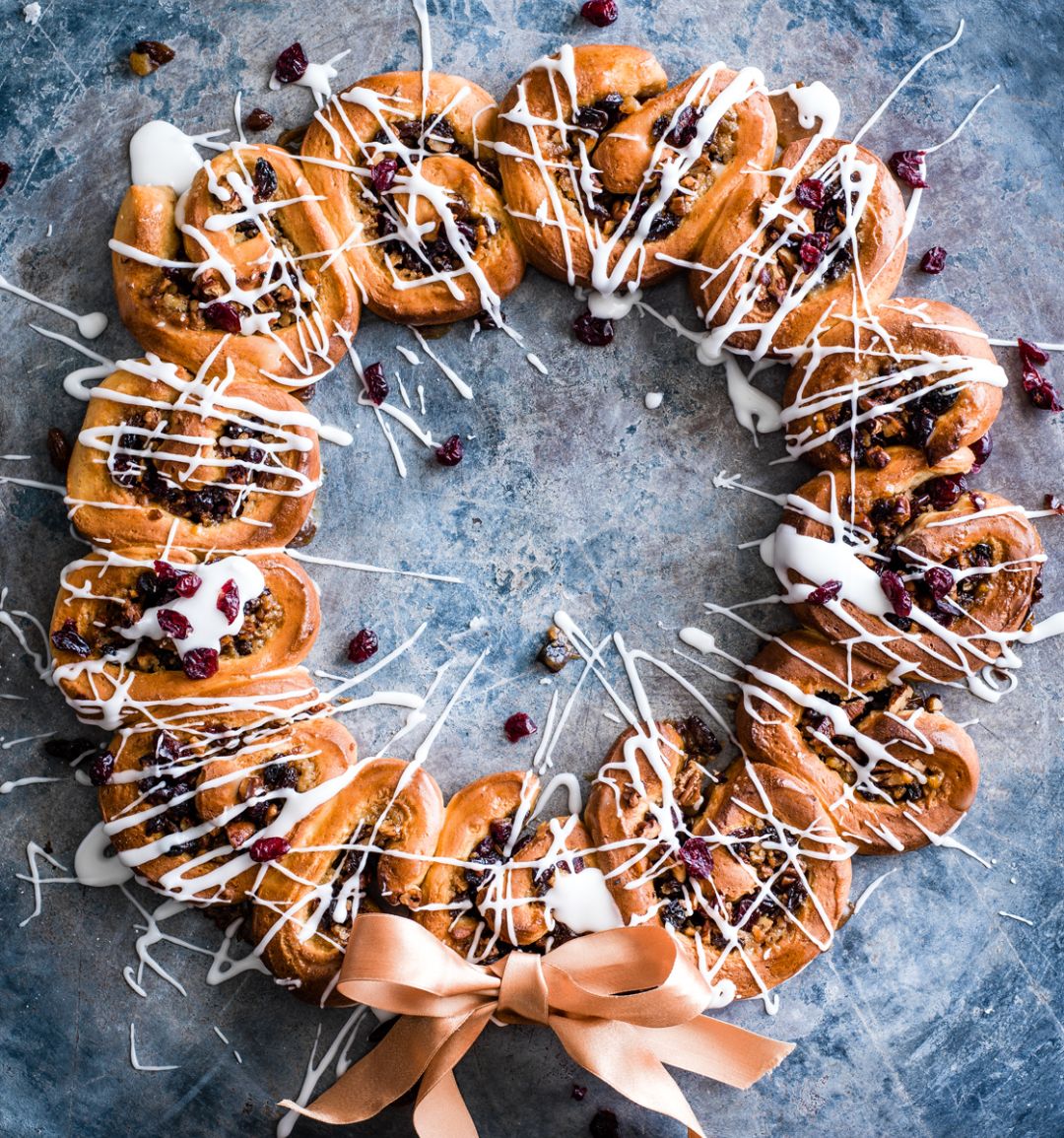 Sticky mincemeat bun wreath