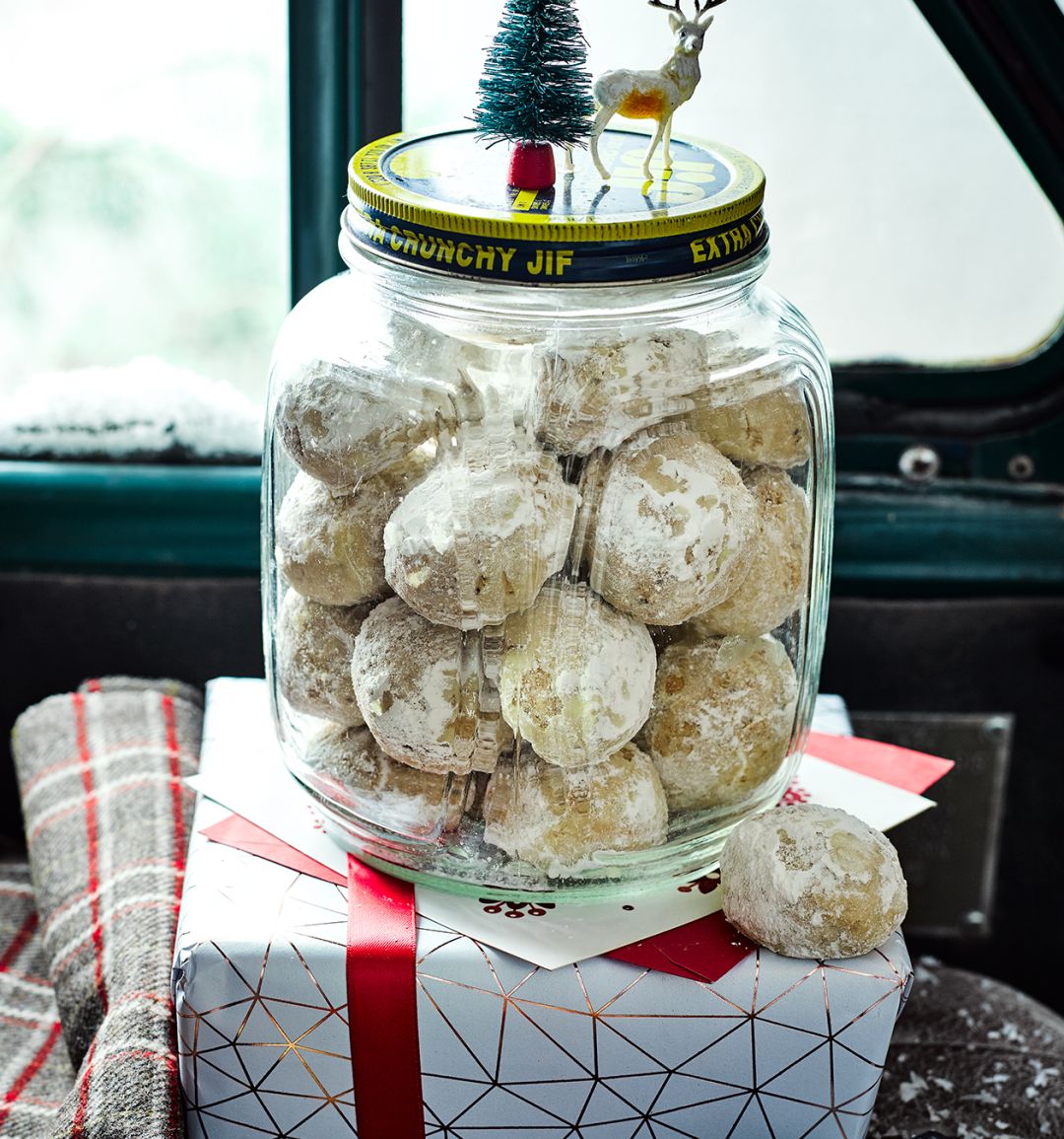 Snowball cinnamon-pecan cookies
