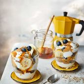 Blueberry and banana breakfast yogurt pots