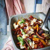 Melting mozzarella, sausage and sweet pepper traybake 