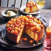 Grape and almond sweet wine cake