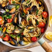 Linguine with cherry tomatoes and garlic butter mussels