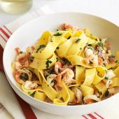 Tagliatelle with prawns, Parma ham and parsley 