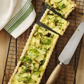 Creamy courgette and pea quiche