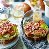 Barbecued chicken in brioche buns 