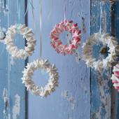Meringue snowflake wreaths